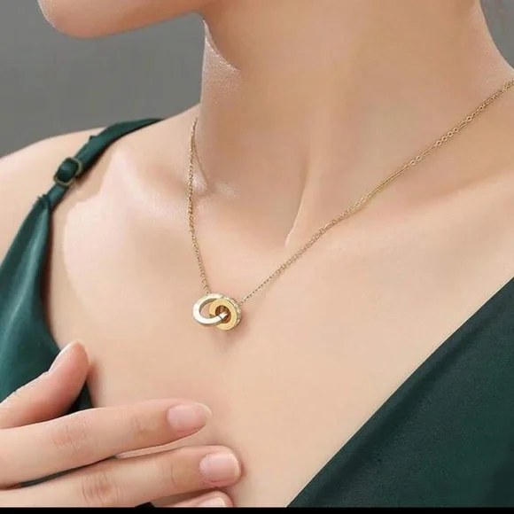 NWT | Gold Roman Numeral Circle Pendant Necklace - Picture 4 of 4